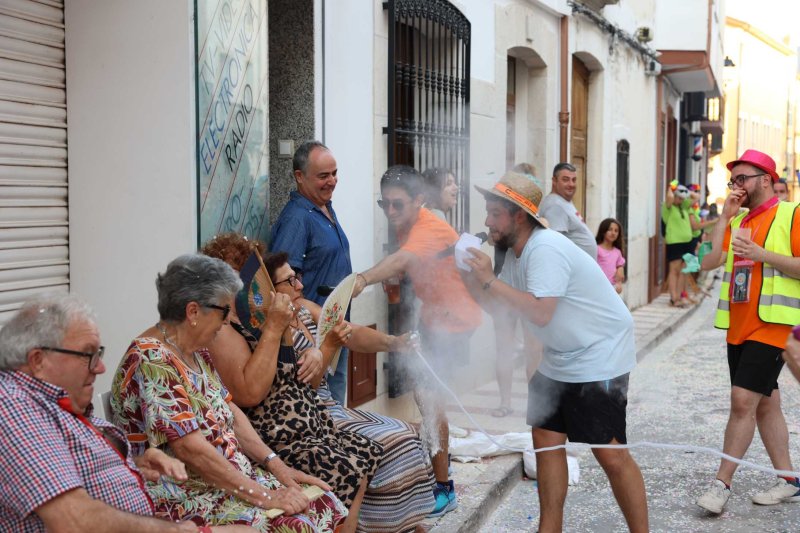 Les carrosses de Gata omplin el recorregut d’enginy, confeti,… i crítiques per l’entrada de bous “sorpresa” Les carrosses de Gata omplin el recorregut d’enginy, confeti,… i crítiques per l’entrada de bous “sorpresa”
